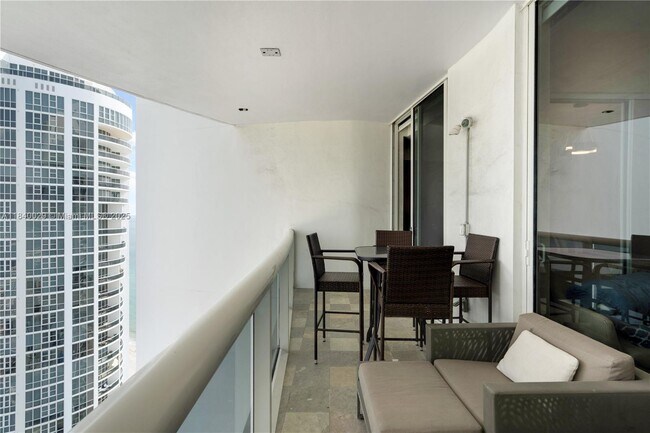 Building Photo - 18101 Collins Ave