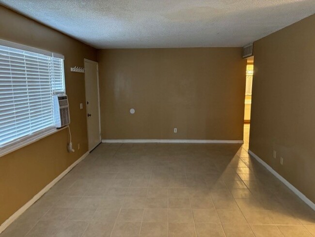 Building Photo - Clean 1 Bedroom / 1 Bathroom Condo in Cali...