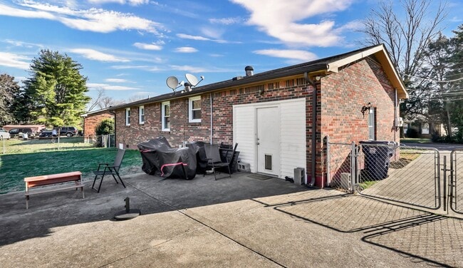 Building Photo - 215 Aster Dr