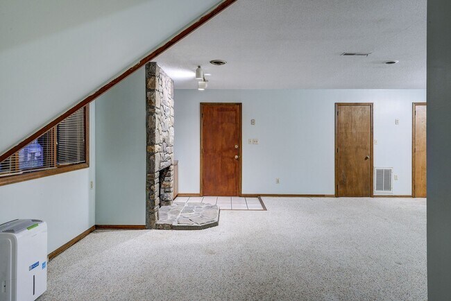 Building Photo - Large home in a beautiful setting close to...