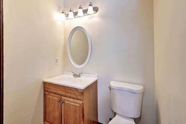 Building Photo - Lovely 2-Bedroom, 1.5-Bath End Unit Townho...