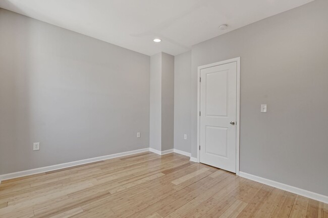 Building Photo - Recently Renovated Row House - H St Corrid...