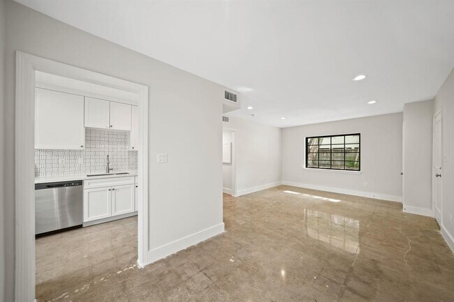 Building Photo - 520 Lovett Blvd