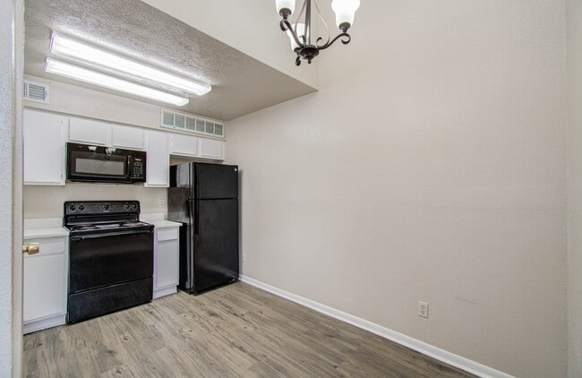 Building Photo - 2021 Spenwick Dr