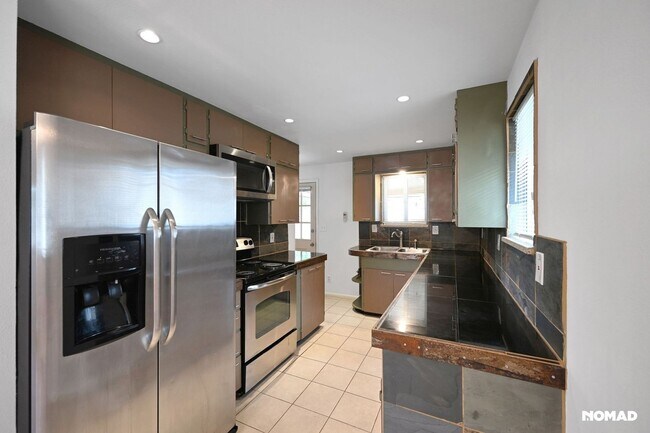 Building Photo - Spacious 4BR House in Denver