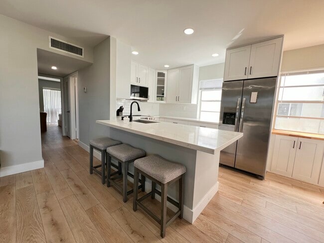 Building Photo - 698 Normandy Ln