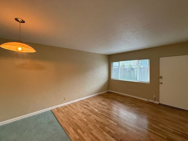 Building Photo - 2950wi