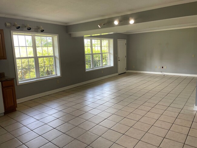 Building Photo - 3 BD 2 BA BRICK HOUSE!