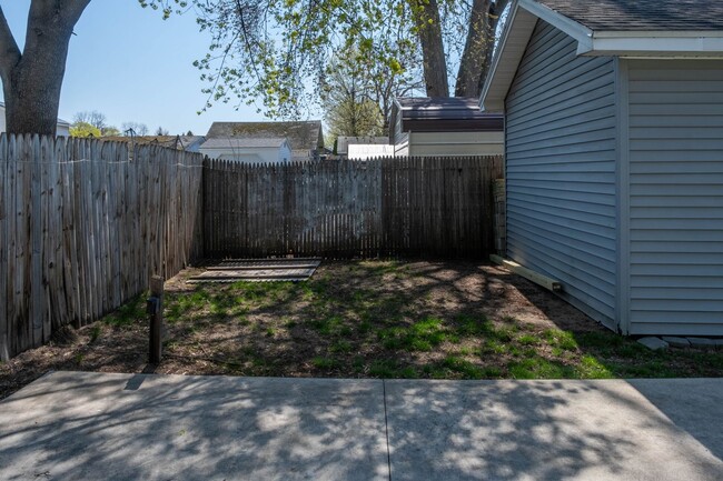 Building Photo - Charming 3 bedroom