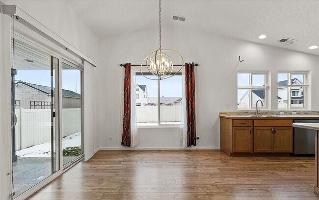 Building Photo - Great Location, Single Family Home, Post F...
