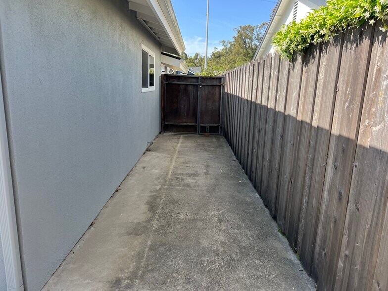 Building Photo - 7548 Newport Dr