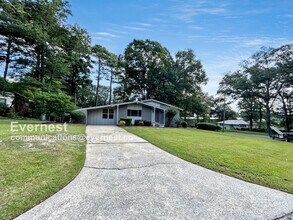 Building Photo - 3-Bedroom Home with Essential Amenities an...