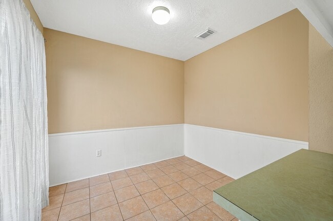 Building Photo - 9302 Claridge Dr