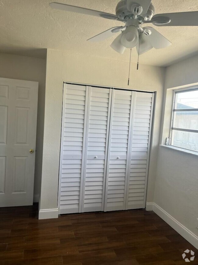 Building Photo - LARGE NEWLY RENOVATED 2 BEDROOM APARTMENTS