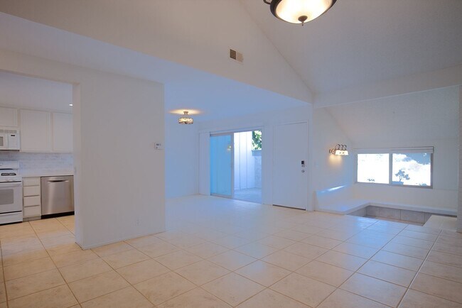 Building Photo - Harborwalk Marina Villa | 3 Bed, 2.5 Bath | Channel Islands Harbor | Beach Close
