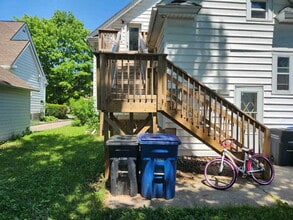 Building Photo - Large Bedrooms UPPER Oshkosh $1025