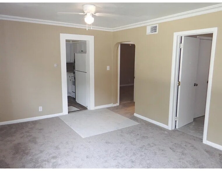 Living room - 1903 N Central Ave