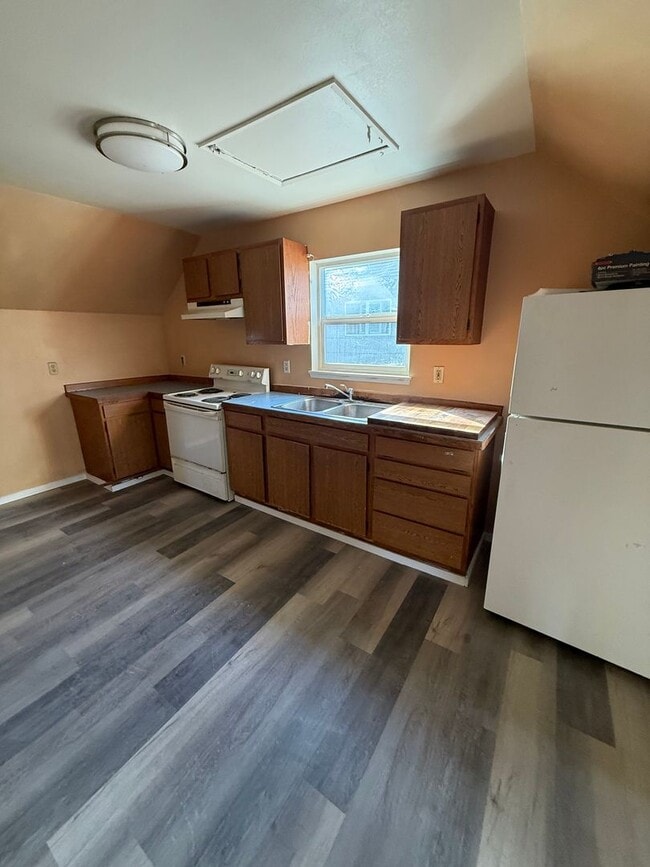 Building Photo - 220 D