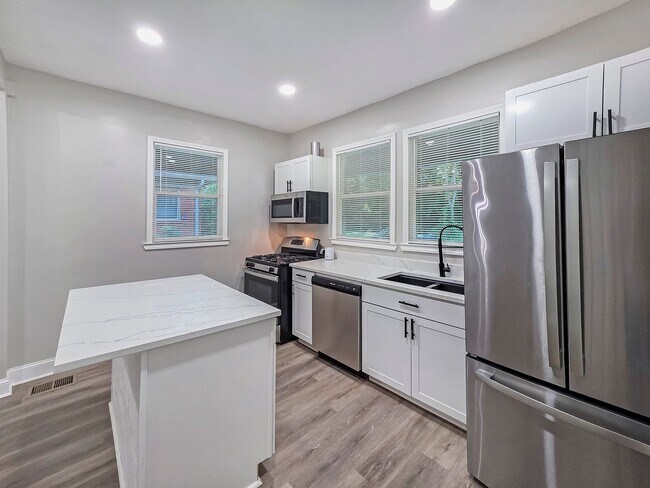 Building Photo - Beautifully Renovated 4 Bedroom Home in th...