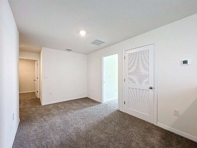 Building Photo - 5 Bedroom Rental Home with Large Backyard in Ocala Crossings!