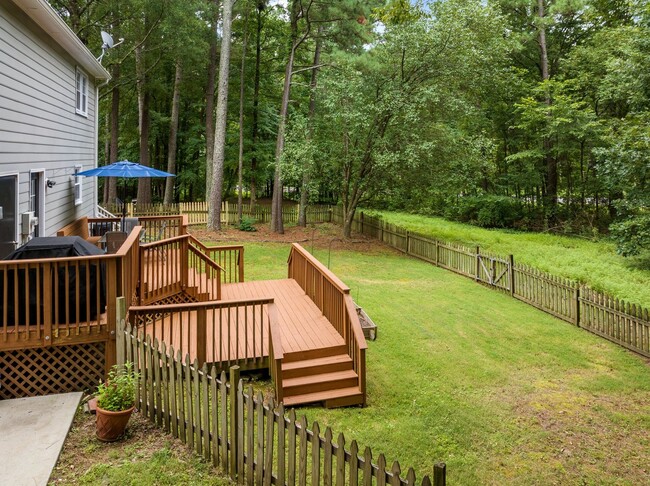 Building Photo - Gorgeous 3 Bedroom Traditional Home Locate...
