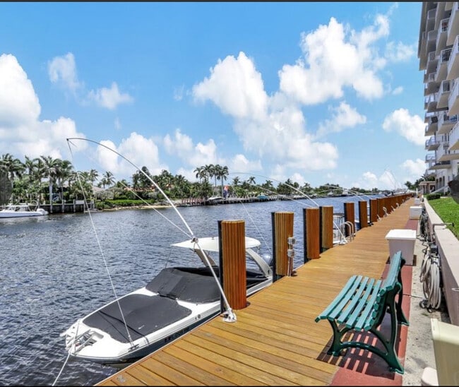 Building Photo - 1050 Hillsboro Mile