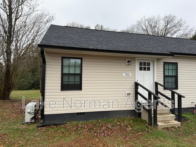 Primary Photo - 705 N Main St