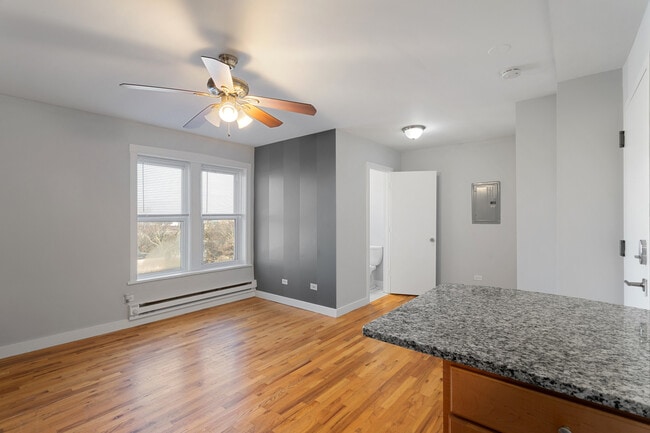 Building Photo - 7450 N Greenview Ave