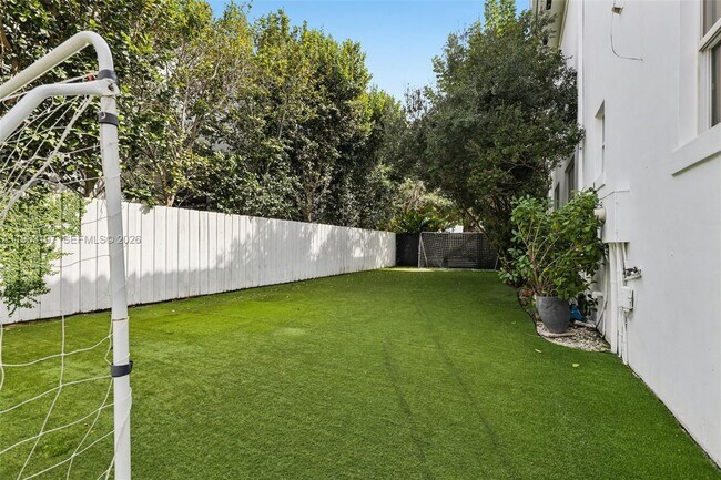 Building Photo - 7420 SW 54th Ct