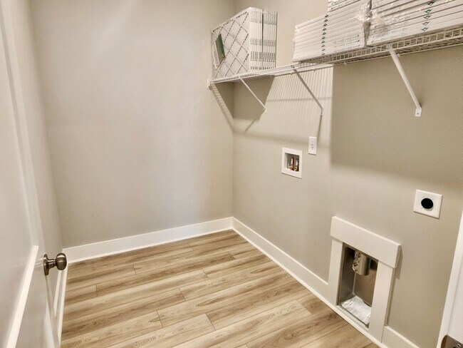 Building Photo - Like new in Midtown - 3 bedrooms plus addi...