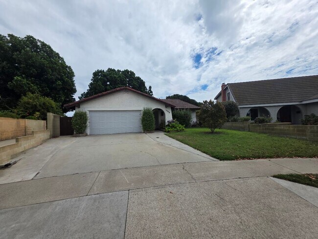 Building Photo - SPACIOUS 4BD/2BA WITH GARAGE, LAUNDRY AND ...