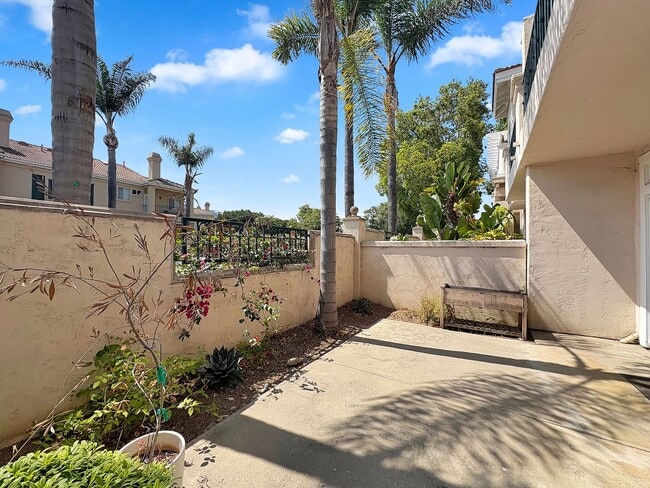 Building Photo - Beautiful 2B/2.5BA Two-Story Home with AC,...