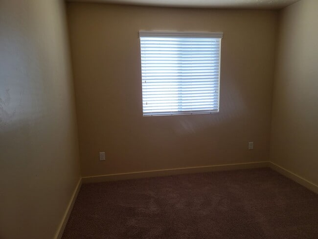 Building Photo - 3 Bed 2.5 Bath Available June 1st