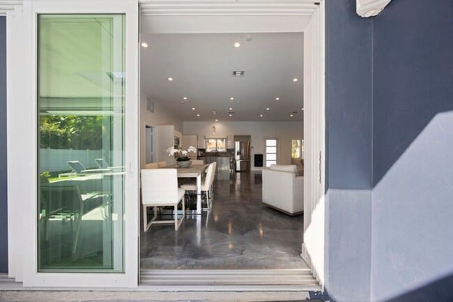 Building Photo - 930 NW 4th Ct