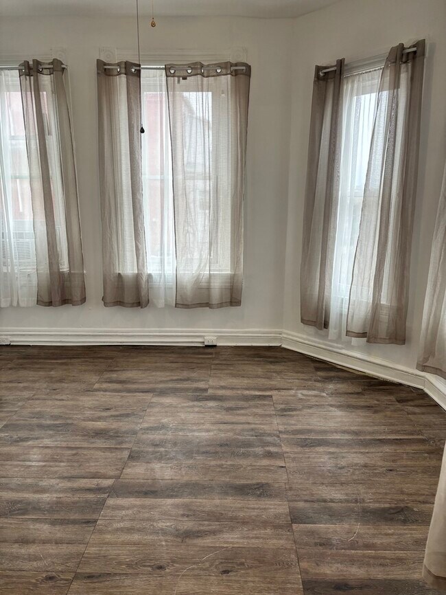 Building Photo - 2 Bedrooms Plus Den with Eat-in Kitchen