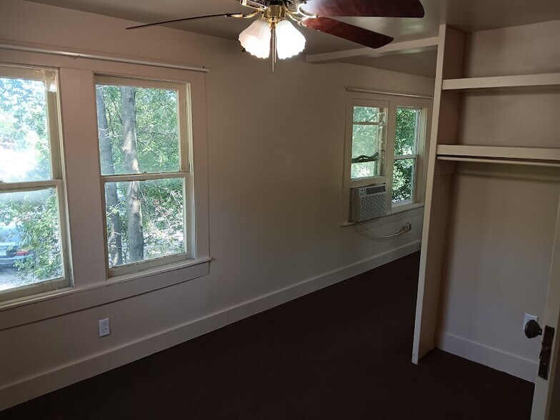 Building Photo - 112 E Nelson St