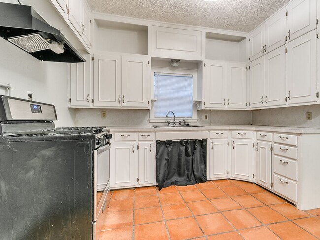 Building Photo - 3 Bedroom 1 Bath home in Shawnee!