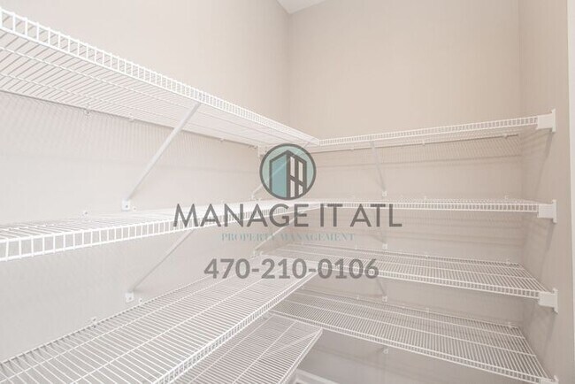 Building Photo - Beautiful 5 Bedroom House with a Master Bedroom on Main Floor