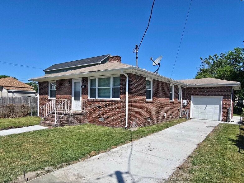 Side & driveway - 818 Coolidge St