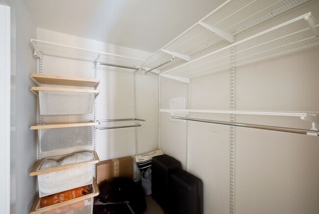 Building Photo - Move-in Ready 1BR 1BA at the Alta is a Min...