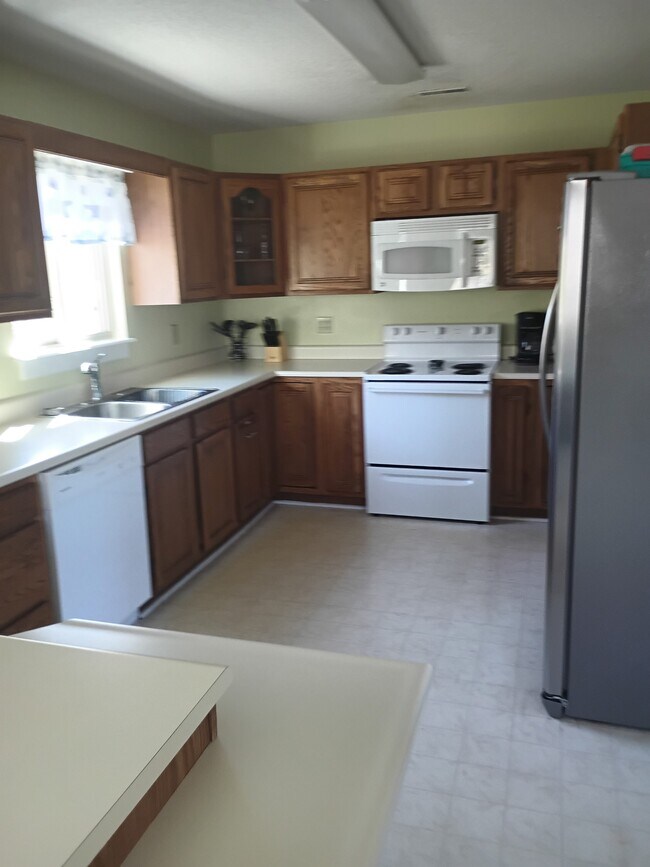 Building Photo - 111 S Oak Ct