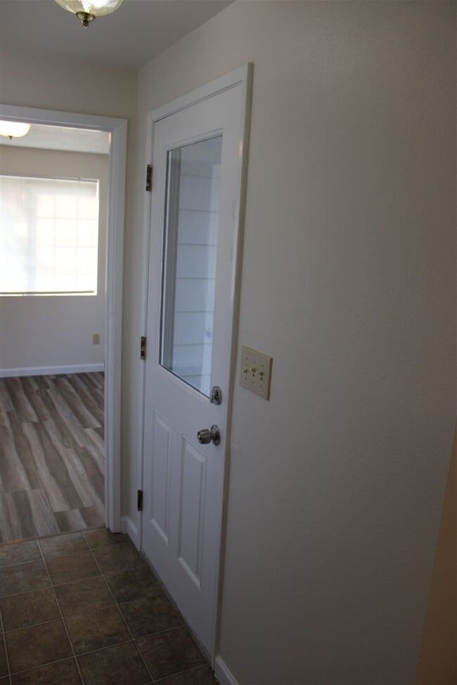 Building Photo - 3 Bedroom, 1.5 Bathroom House! Available now!