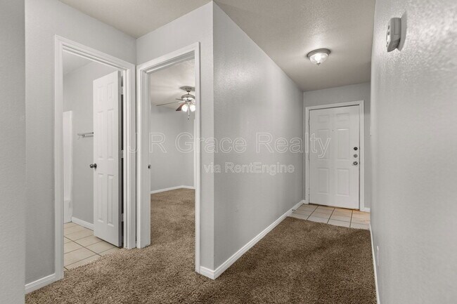 Building Photo - 10217 Hyacinth Ln