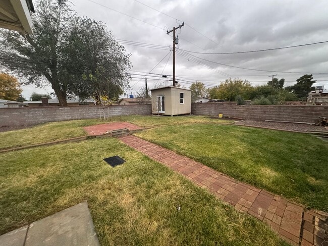 Building Photo - Spacious 3 Bedroom Home