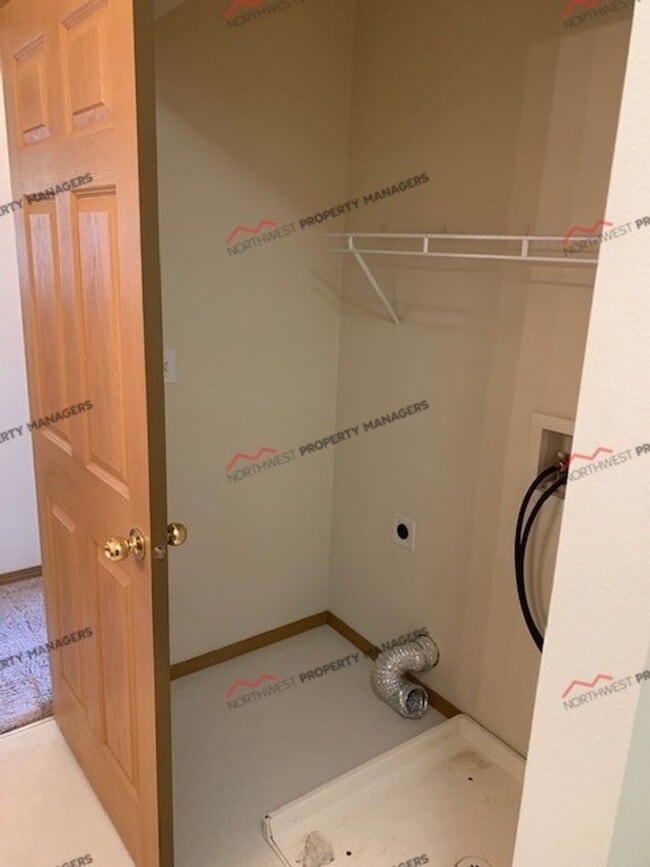 Building Photo - r95