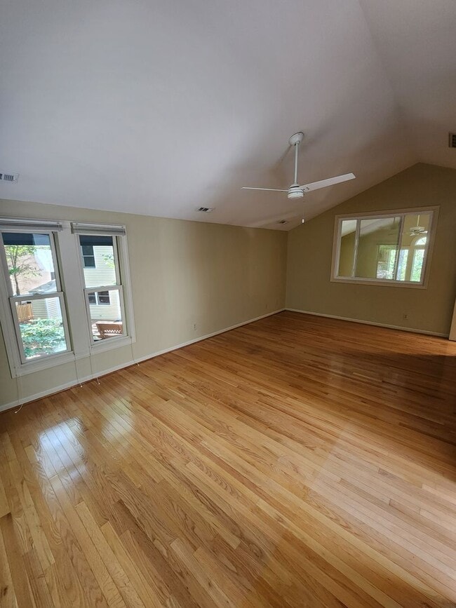 Building Photo - 115 Creekview Cir