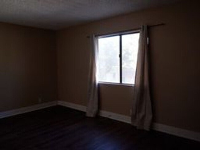 Building Photo - Charming 2nd floor townhome with large, co...