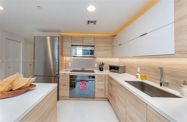 Building Photo - 16385 Biscayne Blvd