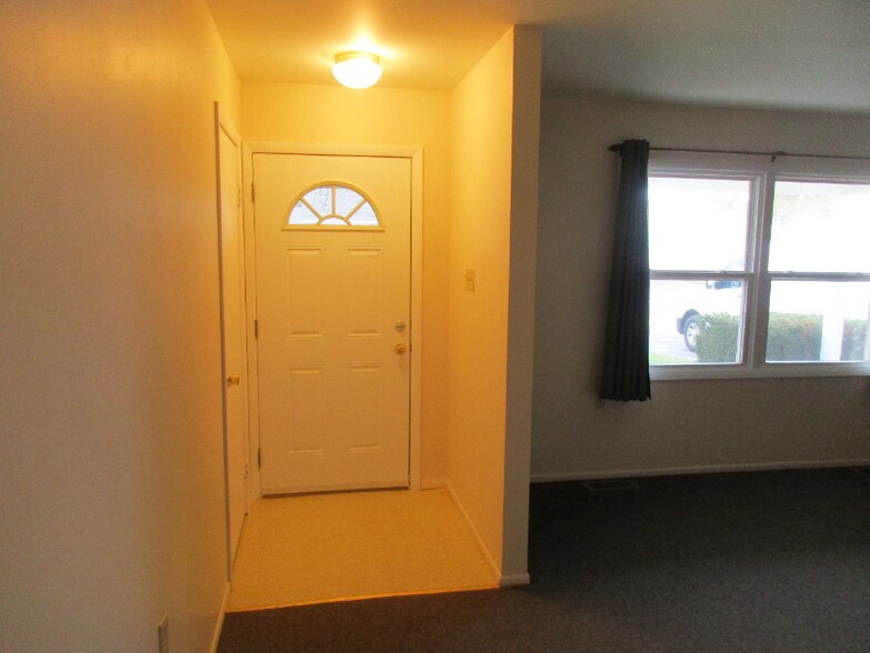 Building Photo - 733 Acadia Rd