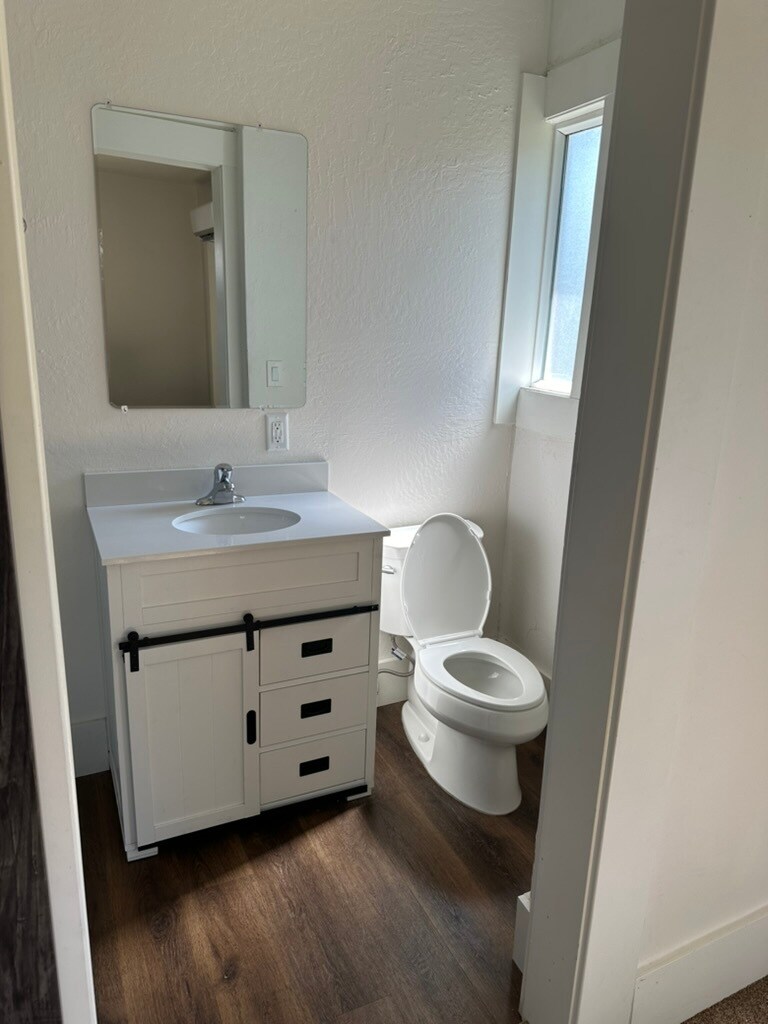 Building Photo - 609 W 11th St